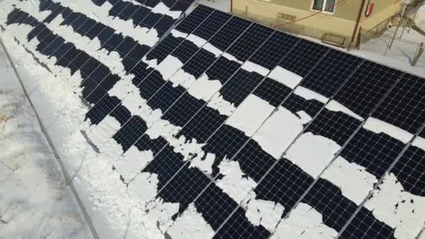 在冬季末 由覆盖着积雪的太阳能电池板产生的电力会融化 以产生清洁的能源 北部地区可再生电的低效概念 — 图库视频影像