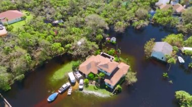 Florida yerleşim bölgesindeki Ian kasırgası yüzünden evleri sel basmış. Doğal afetin sonuçları..