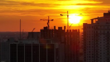 Günbatımında Amerikan kentsel bölgesinde direnç geliştiren yeni bir inşaat alanı. Miami, Florida 'da sanayi kulesi vinç kaldırıyor. ABD 'de konut büyümesi kavramı.