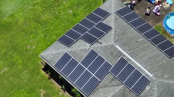 美国的普通住宅 屋顶覆盖有太阳能电池板 用于生产郊区清洁的生态电力 投资自治住房以节约能源的概念 — 图库视频影像