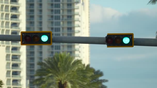 フロリダ州マイアミの通りの上の高い頭上の交通ライト — ストック動画