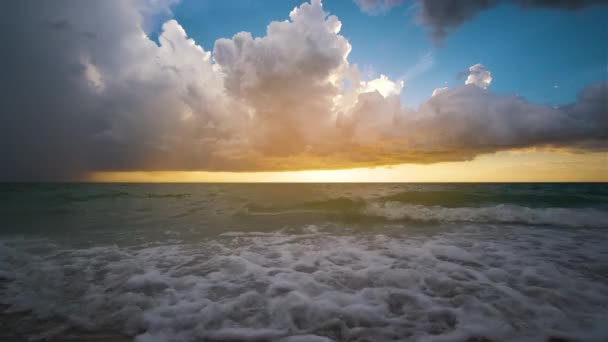Západ Slunce Mořská Voda Vlny Drtí Písečné Pláži Krásné Moře — Stock video