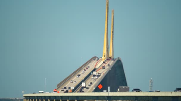交通量の多いフロリダ州タンパ湾にかかるサンシャイン スカイウェイ橋 交通インフラの概念 — ストック動画