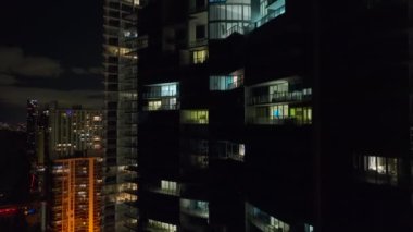 Florida, ABD 'nin Sunny Isles Beach şehrinin şehir merkezindeki gökdelen binalarının yukarıdan görüntüsü. Gece vakti Amerikan turist bölgesi.