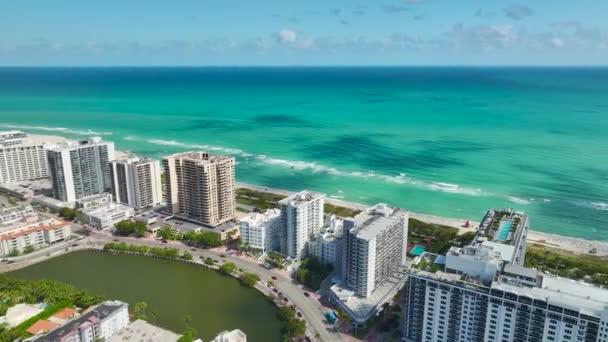 从美国南部海岸的迈阿密海滩城俯瞰 南岸的豪华酒店和公寓大楼 美国佛罗里达州南部的旅游基础设施 — 图库视频影像