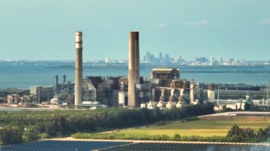 Tampa, Florida yakınlarındaki Apollo Beach 'teki büyük termal enerji santralinin görüntüsü. Fosil yakıt olarak kullanılan kömür, Amerikan ızgarasında elektrik üretimi için..