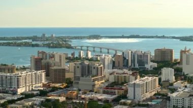 Sarasota şehrinin üstünde, Florida 'nın deniz kenarındaki yüksek binalar ve John Ringling Causeway şehir merkezinden St. Armands Key' e gidiyor. ABD 'de konut ve ulaşımın geliştirilmesi.