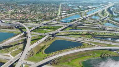 Miami, Florida 'da Amerikan otoyolunun hızlı araba ve kamyonlarla kesiştiği yer. ABD ulaşım altyapısının üstünden görüntüle.