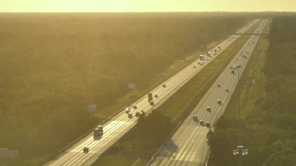 Flygfoto Över Upptagen Amerikansk Motorväg Med Snabb Trafik Vid Solnedgången — Stockvideo