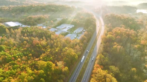高速移動トラフィックと忙しいアメリカの高速道路の空中ビュー 州間輸送の概念 — ストック動画
