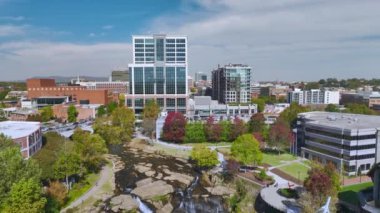 Güney Carolina 'daki Greenville şehrinin merkezindeki Reedy River Şelaleleri' nin hava manzarası. Liberty Köprüsü 'ndeki Falls Park nehir yolu. Amerika 'ya seyahat.