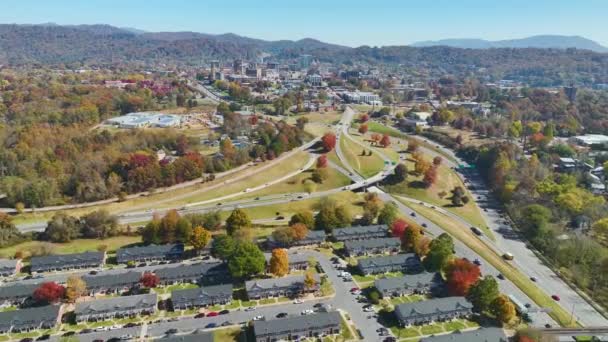 Αεροφωτογραφία Των Διαμερισμάτων Κοντά Στην Εθνική Οδό Στην Πόλη Asheville — Αρχείο Βίντεο