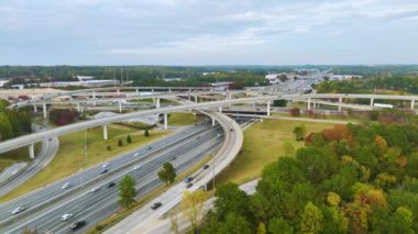 Hızlı araba ve kamyonlarla Amerikan otoyolu kavşağı. ABD ulaşım altyapısının üstünden görüntüle.