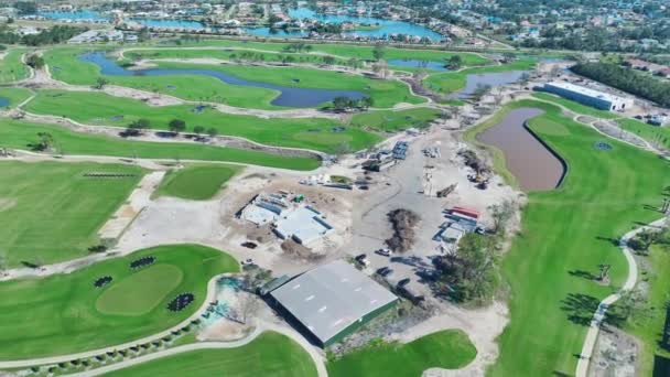 レジャースポーツのためのインフラ整備 日当たりの良いフロリダ州で建設中の新しいゴルフコースの空中ビュー — ストック動画