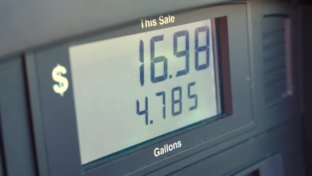Tankstellenbildschirm Zeigt Steigende Benzinpreise — Stockvideo