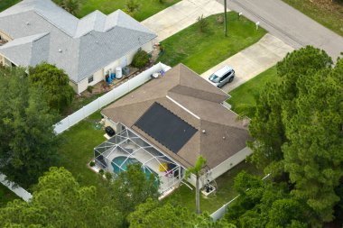 Florida 'nın sakin kırsal kesimindeki yeşil palmiye ağaçları arasındaki banliyö özel evlerinin hava manzarası.