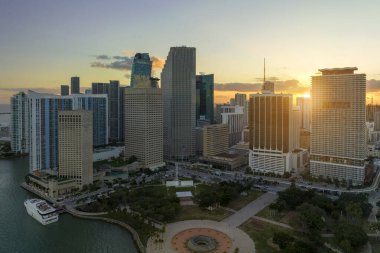 Miami Brickell 'in şehir merkezinin hava görüntüsü, Florida, ABD gün batımında. Modern Amerikan megapolis 'indeki yüksek ticari ve meskun gökdelen binaları.