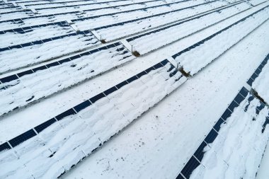 Kar, temiz elektrik enerjisi üretmek için sıralanmış güneş fotovoltaik panelleriyle sürdürülebilir elektrik santralini kapladı. Kuzey kışında yenilenebilir elektriğin düşük etkisi.