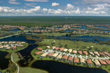 Doğal afet sonrası. Florida yerleşim bölgesinde Ian kasırgası ile sel basmış evler..