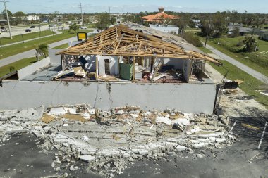 Doğal afetin sonuçları. Florida 'daki Ian Kasırgası' ndan sonra kiremitleri kırılmış ve duvarları kırılmış..