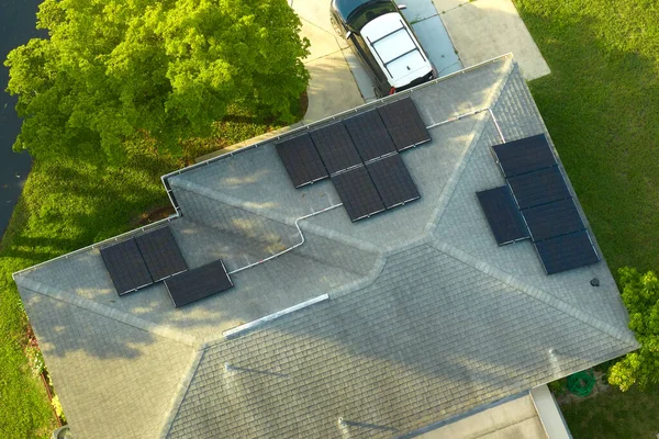 Κεραία Άποψη Στέγη Κτιρίου Σειρές Από Μπλε Ηλιακούς Φωτοβολταϊκούς Συλλέκτες — Φωτογραφία Αρχείου