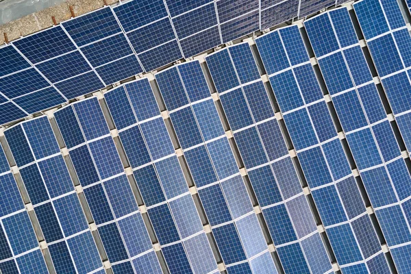 Вид Повітря Блакитні Фотоелектричні Сонячні Панелі Встановлені Промисловий Будівельний Дах — стокове фото