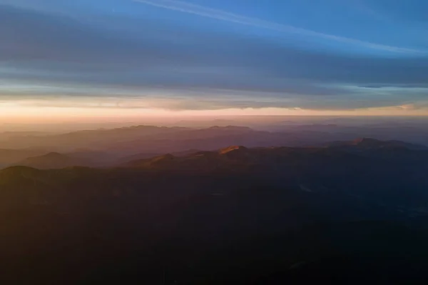 Vista Aérea Las Oscuras Colinas Montaña Con Brillantes Rayos Sol — Foto de Stock