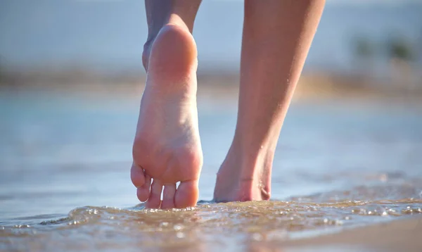 Close Female Feet Walking Barefoot White Grainy Sand Golden Beach — Stock Photo, Image