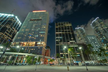 Miami Brickell 'in şehir merkezi, Florida, ABD. Günümüz Amerika 'sında yüksek gökdelen binaları ve caddeleri, araba yolları ve metro trafiğiyle aydınlık..