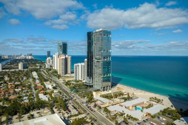 Sunny Isles Sahili 'ndeki Atlantik Okyanusu kıyısında pahalı oteller ve daireler. Güney Florida 'daki Amerikan turizm altyapısı.