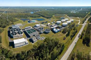 Kentsel atık su arıtma tesisinde modern su temizleme tesisi. İstenmeyen kimyasalların, askıya alınmış katı maddelerin ve gazların kirlenmiş sıvılardan çıkarılması süreci.