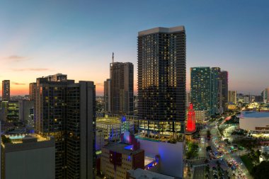 Miami Brickell 'in şehir merkezindeki hava görüntüsü. Florida, ABD' de. Modern Amerikan megapolis 'indeki yüksek ticari ve meskun gökdelen binaları.