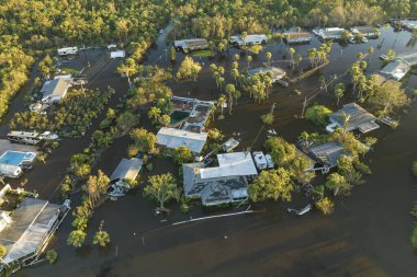 Doğal afetin sonuçları. Florida yerleşim bölgesindeki Ian kasırgasından sonra evlerin etrafını su basmış..