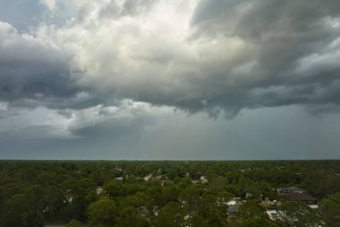 Kasaba üzerinde sağanak fırtınadan önce fırtınalı gökyüzünde oluşan kara uğursuz bulutların manzarası..