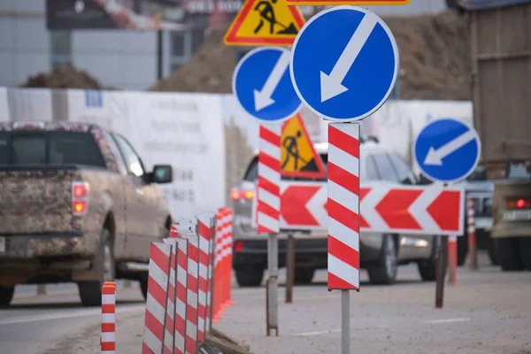Дорожные Работы Предупреждают Дорожные Знаки Строительных Работ Городской Улице Медленно — стоковое фото