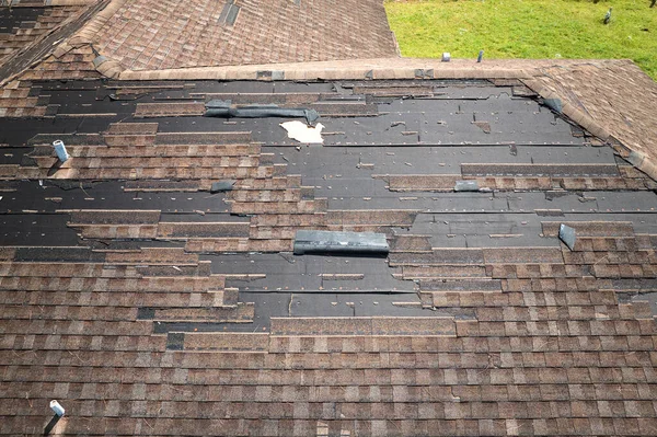 Vento Danificado Telhado Casa Com Falta Telhas Asfalto Após Furacão — Fotografia de Stock