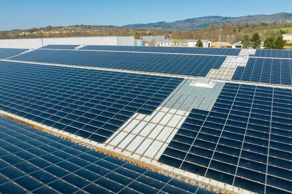 Vista Aérea Paneles Solares Fotovoltaicos Azules Montados Techo Edificio Industrial — Foto de Stock