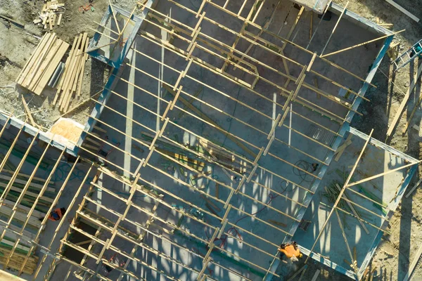 Vista Aérea Construtores Que Trabalham Casa Residencial Inacabada Com Estrutura — Fotografia de Stock
