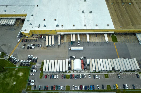 Μεγάλο Εταιρικό Κέντρο Αποστολής Πολλά Φορτηγά Ημι Φορτηγών Που Ξεφορτώνουν — Φωτογραφία Αρχείου