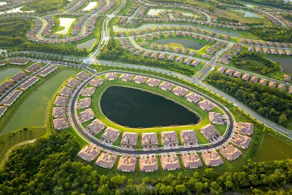 stock image View from above of densely built residential houses near retention ponds in closed living clubs in south Florida. American dream homes as example of real estate development in US suburbs.