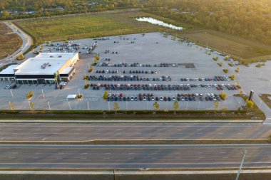 Otoyol kenarında satılık bir sürü yeni arabası olan büyük bir otopark satıcısı. Amerikan otomotiv endüstrisinin geliştirilmesi ve üretilen araç konseptinin dağıtımı.