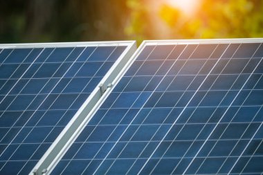 Güneş fotovoltaik panelleri temiz ekolojik elektrik enerjisi üretmek için arka bahçede tek başına duran çerçeveye monte edildi. Özerk ev kavramı.