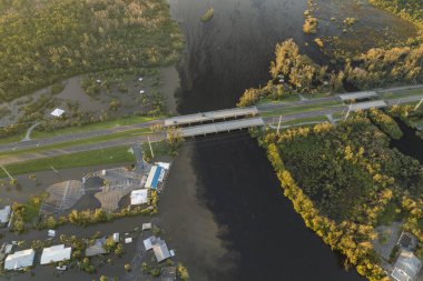 Etrafı Ian Kasırgası ile çevrili sel suları Florida yerleşim bölgesindeki evleri sarıyor. Doğal afetten sonra.