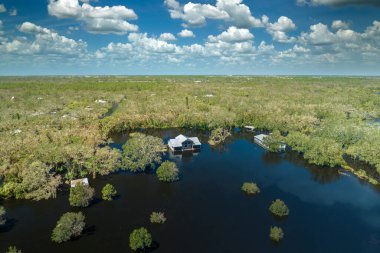 Etrafı Ian Kasırgası ile çevrili sel suları Florida yerleşim bölgesindeki evleri sarıyor. Doğal afetten sonra.