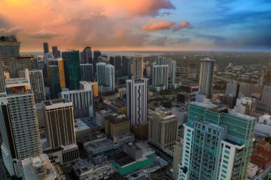 Gün batımında ABD 'nin Florida kentindeki Miami Brickell semtindeki beton ve cam gökdelen binalarından görüntü. Amerikan megapolis 'i ve karanlık çöktüğünde finans bölgesi.