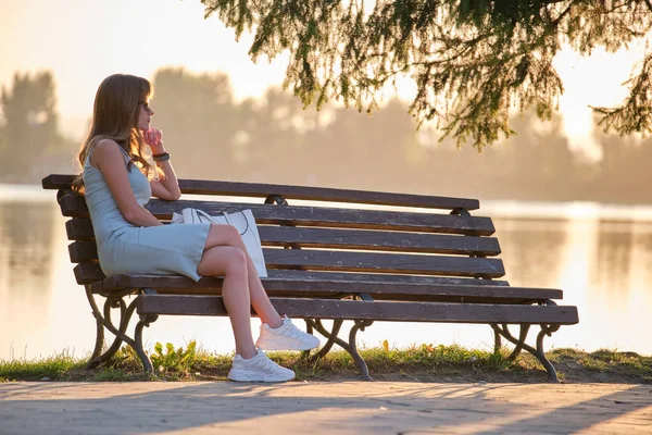 Einsame Junge Frau Sitzt Allein Auf Der Bank Seeufer Und — Stockfoto