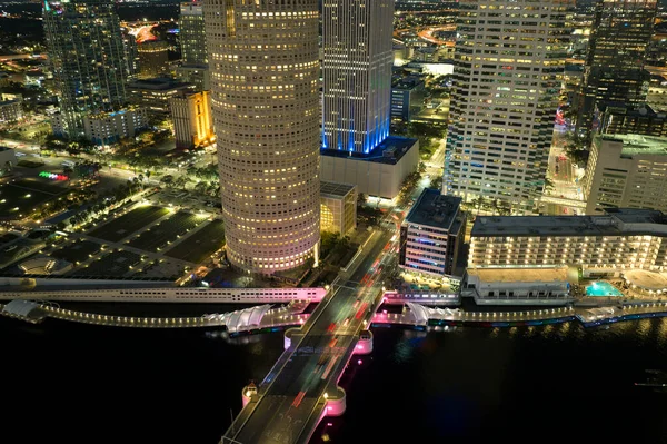 ライトアップされた超高層ビルの上からの眺め 米国フロリダ州のタンパ市のダウンタウンでの歩行者用リバーウォークと通りの交通 夜のビジネス金融地区とアメリカのメガポリス — ストック写真