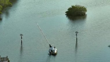 Manasota, Florida 'daki Ian kasırgasından sonra batık yelkenli yatı sığ körfez sularında alabora oldu..