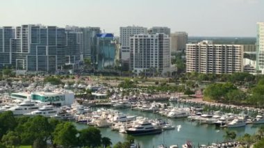 Sarasota Körfezi marinasına yanaşmış lüks yatlar. Florida, ABD 'nin Sarasota şehir merkezindeki şehir manzarası. Modern Amerikan megapolis 'inde yüksek gökdelen binaları olan gökyüzü çizgisi.