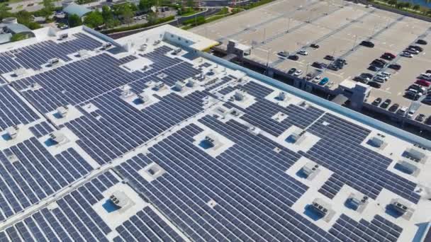 持続可能なエネルギーの生産 緑の生態系電力を生産するための商業ショッピングストアの屋根に取り付けられた青い太陽光パネルと太陽光発電所 — ストック動画